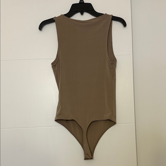Express V-Neck Tan Bodysuit - Picture 3 of 5